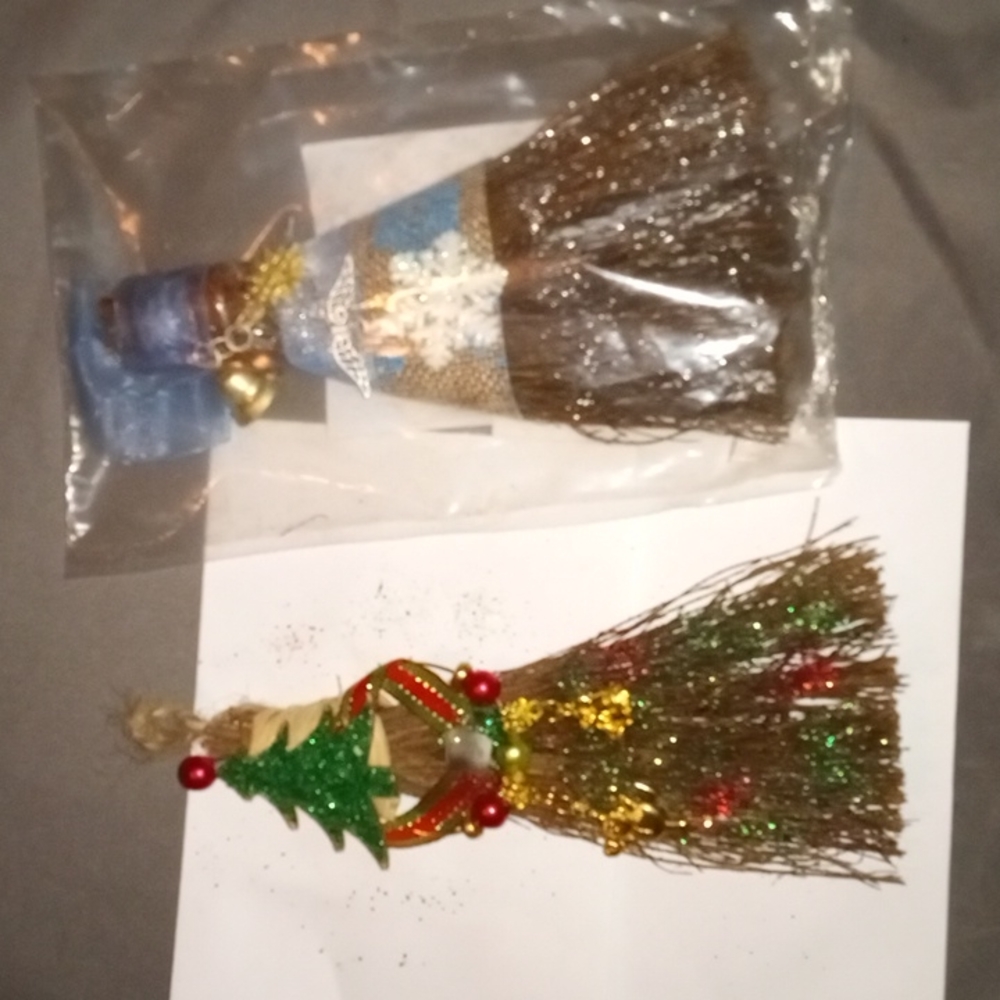 Xmas inspired 🧹 brooms